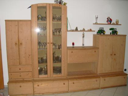 Wohnzimmer Schrank Glasvitrine Esstisch Stühle helle Fichte massiv gewachst